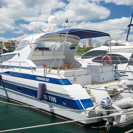 Botel Hakuna Matata - Living A Perfect Life, Yacht Pershing 52