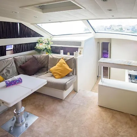 Hakuna Matata - Living A Perfect Life, Yacht Pershing 52 Botel *