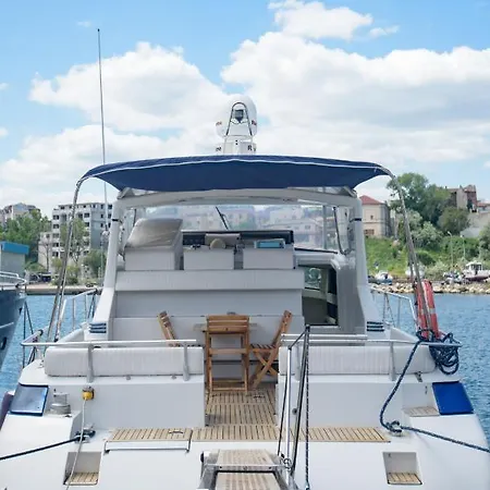 Hakuna Matata - Living A Perfect Life, Yacht Pershing 52 Botel *